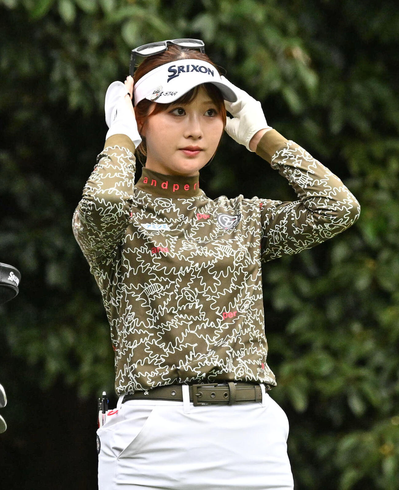 2番、ティーショットを放ち移動する都玲華（撮影・石井愛子）
