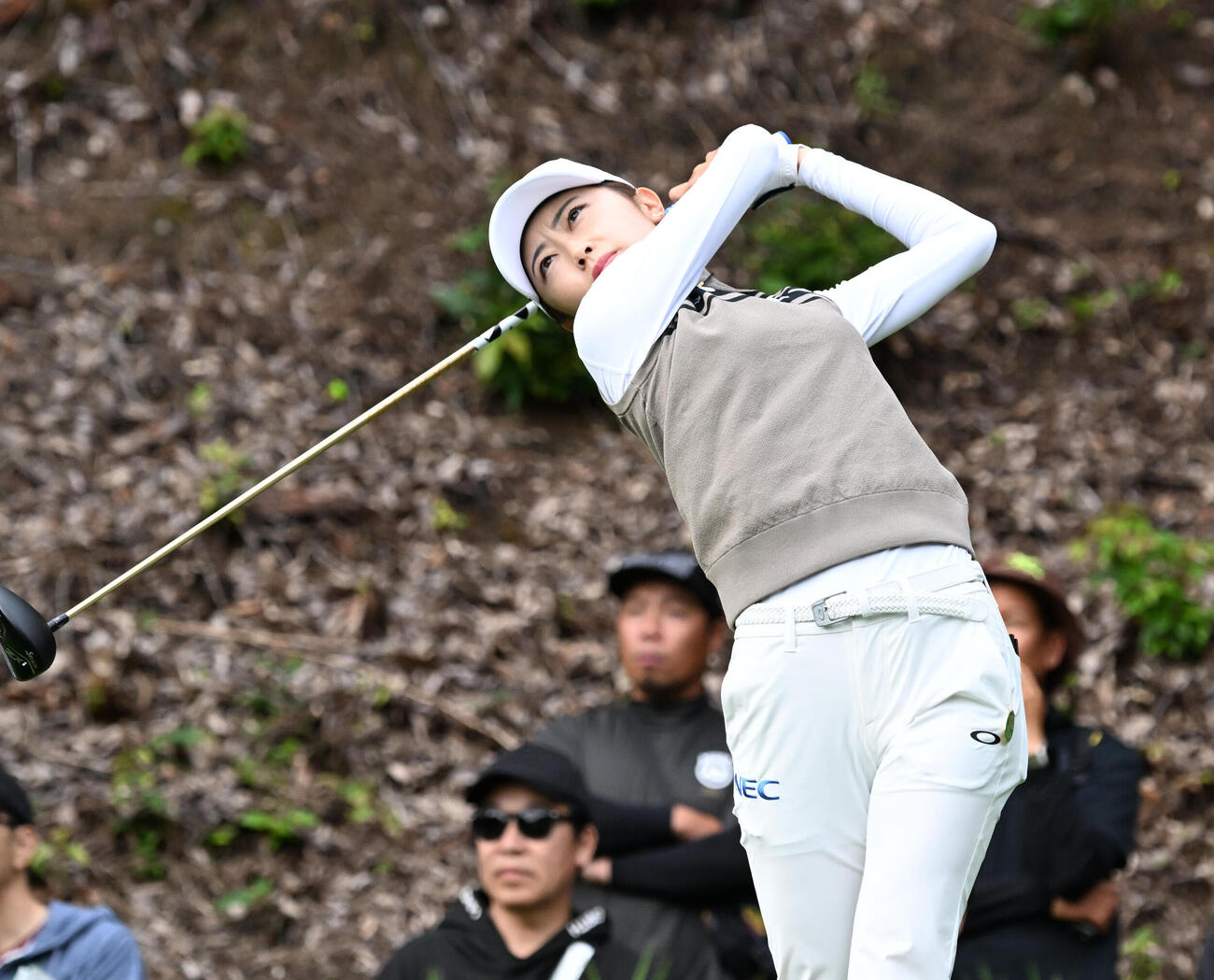 2番、ティーショットを放つ安田祐香（撮影・石井愛子）