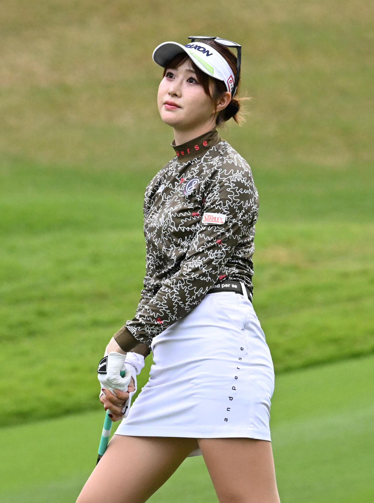 2番、2打目を放ち打球を見つめる都玲華（撮影・石井愛子）