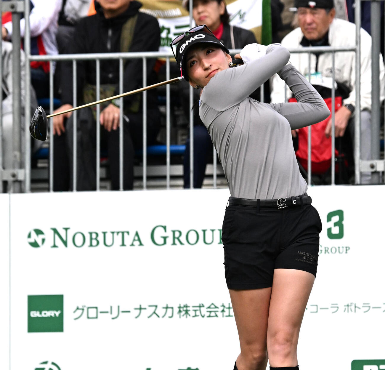1番、ティーショットを放つ脇元華（撮影・石井愛子）