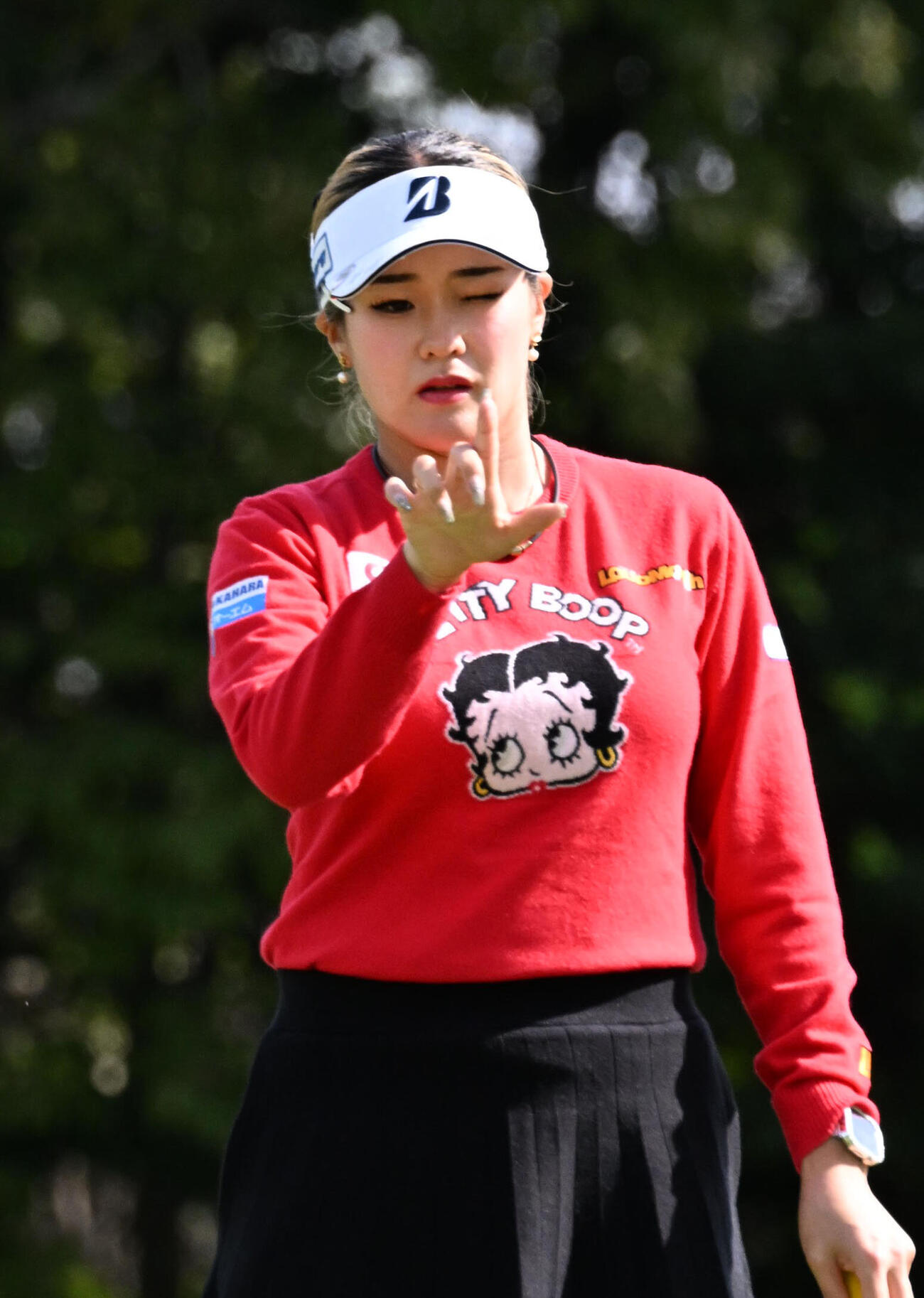 4番、ラインを読む桑木志帆（撮影・石井愛子）