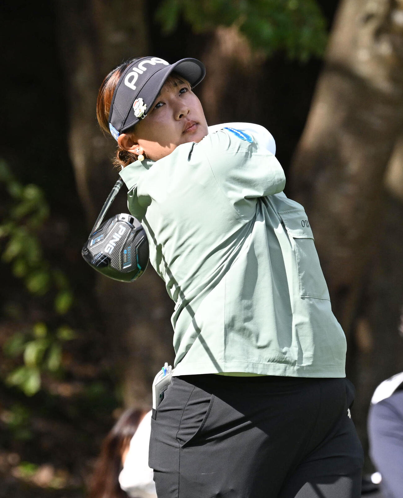 2番、ティーショットを放つ鈴木愛（撮影・石井愛子）