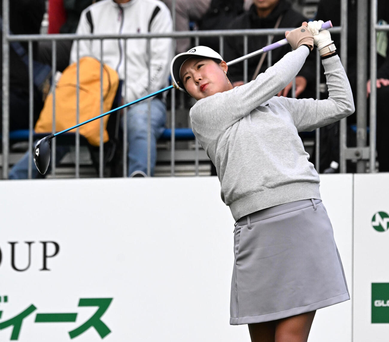 1番、ティーショットを放つ高野愛姫（撮影・石井愛子）