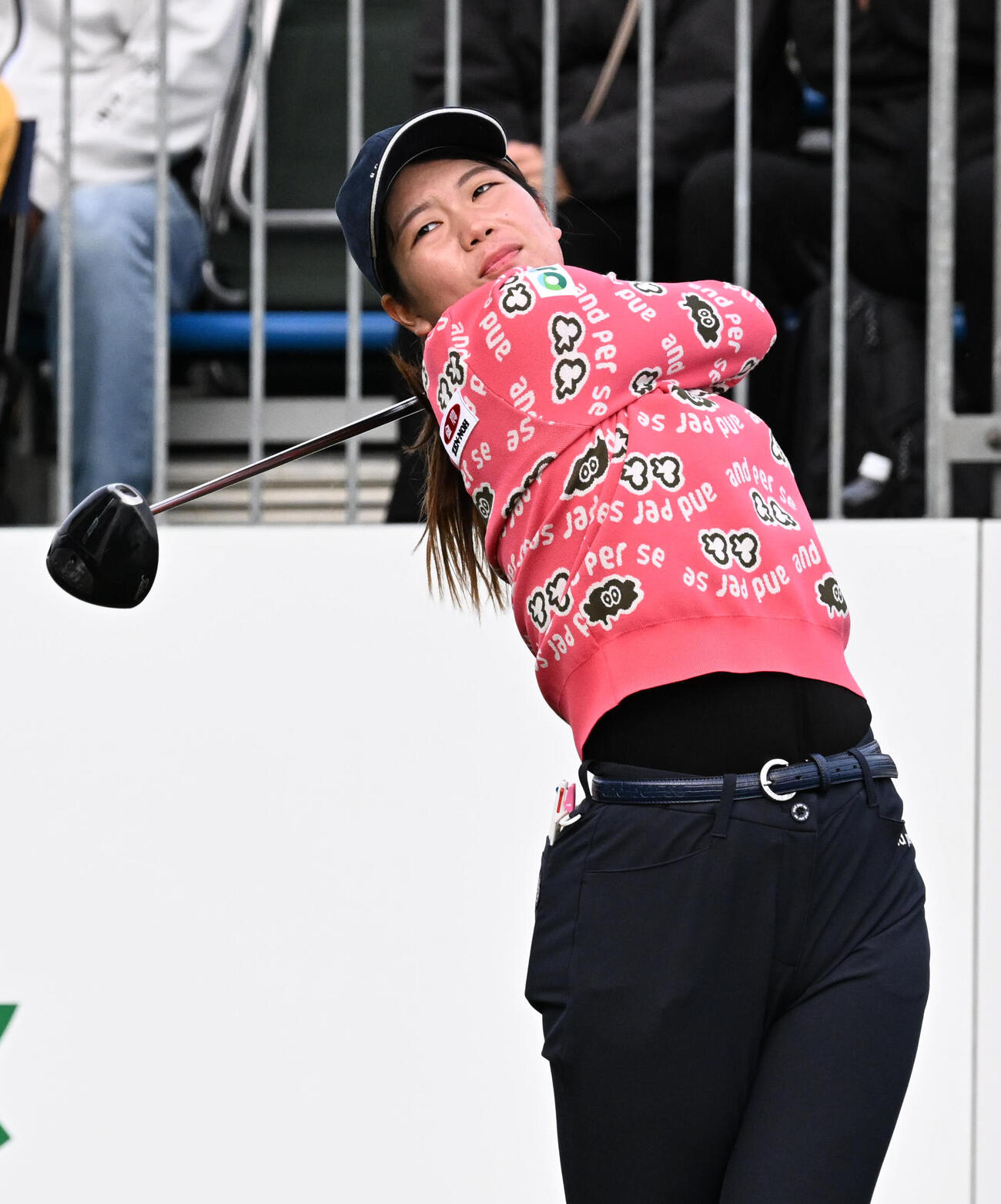 1番、ティーショットを放つ桜井心那（撮影・石井愛子）