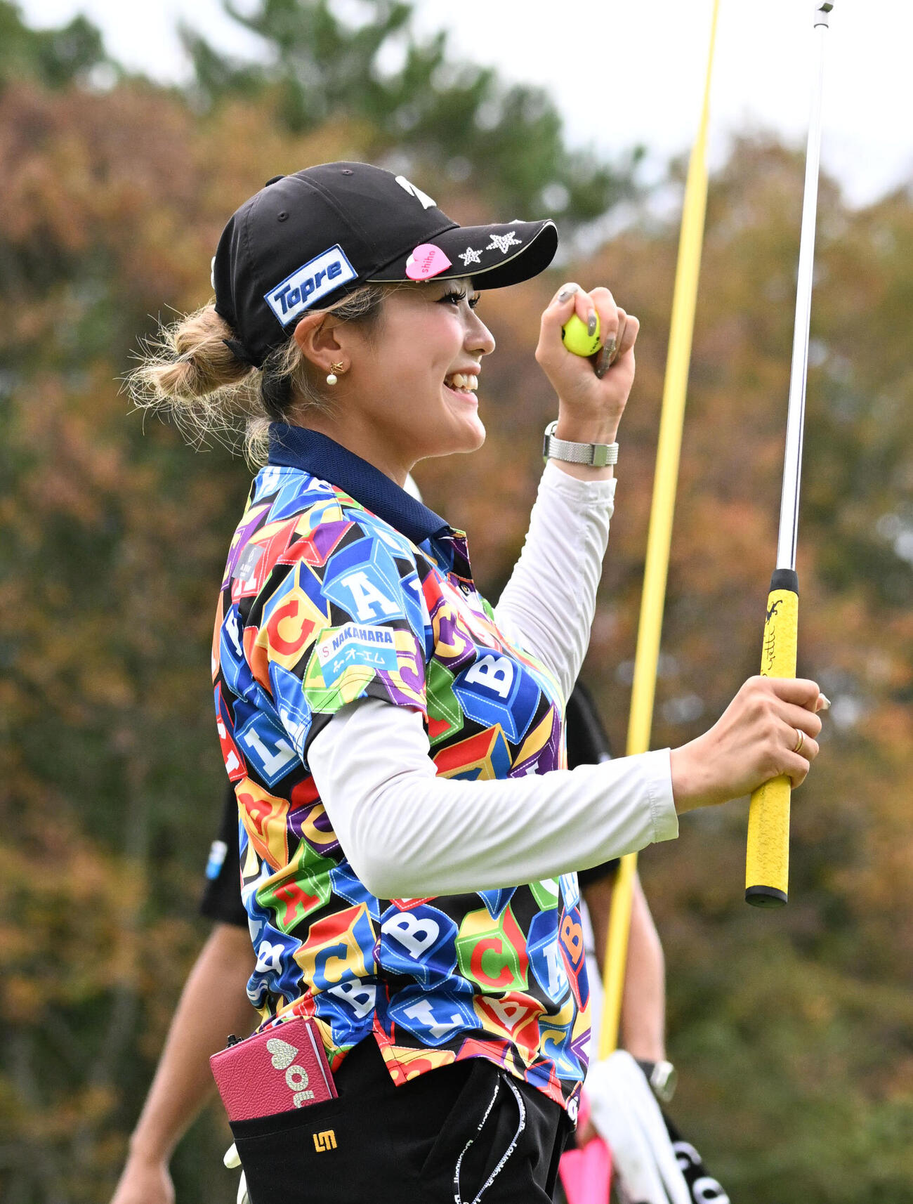 ウイニングパットを沈め喜ぶ桑木志帆（撮影・石井愛子）