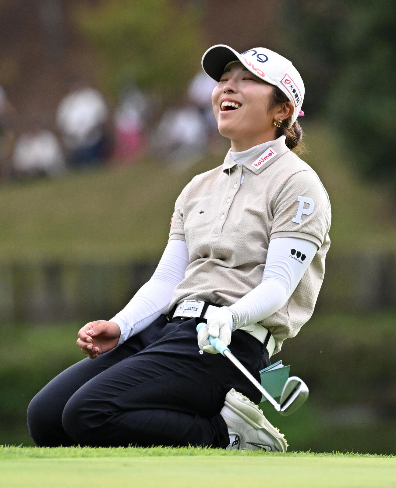 17番、バーディパットを外しひざまずく佐久間朱莉（撮影・石井愛子）
