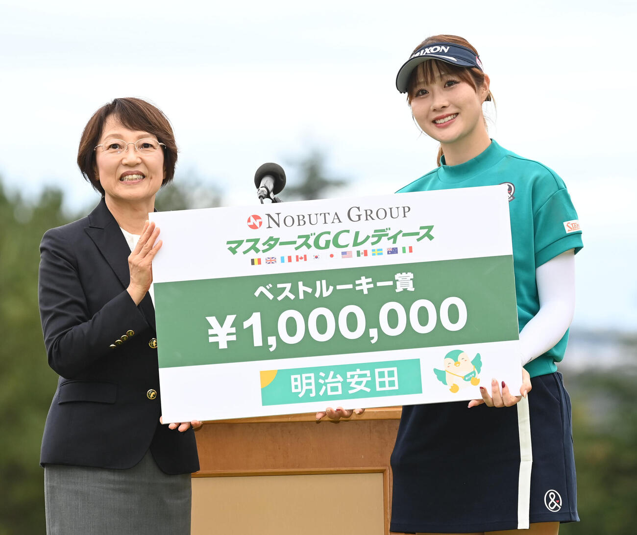ベストルーキー賞を受賞した都玲華（右）（撮影・石井愛子）