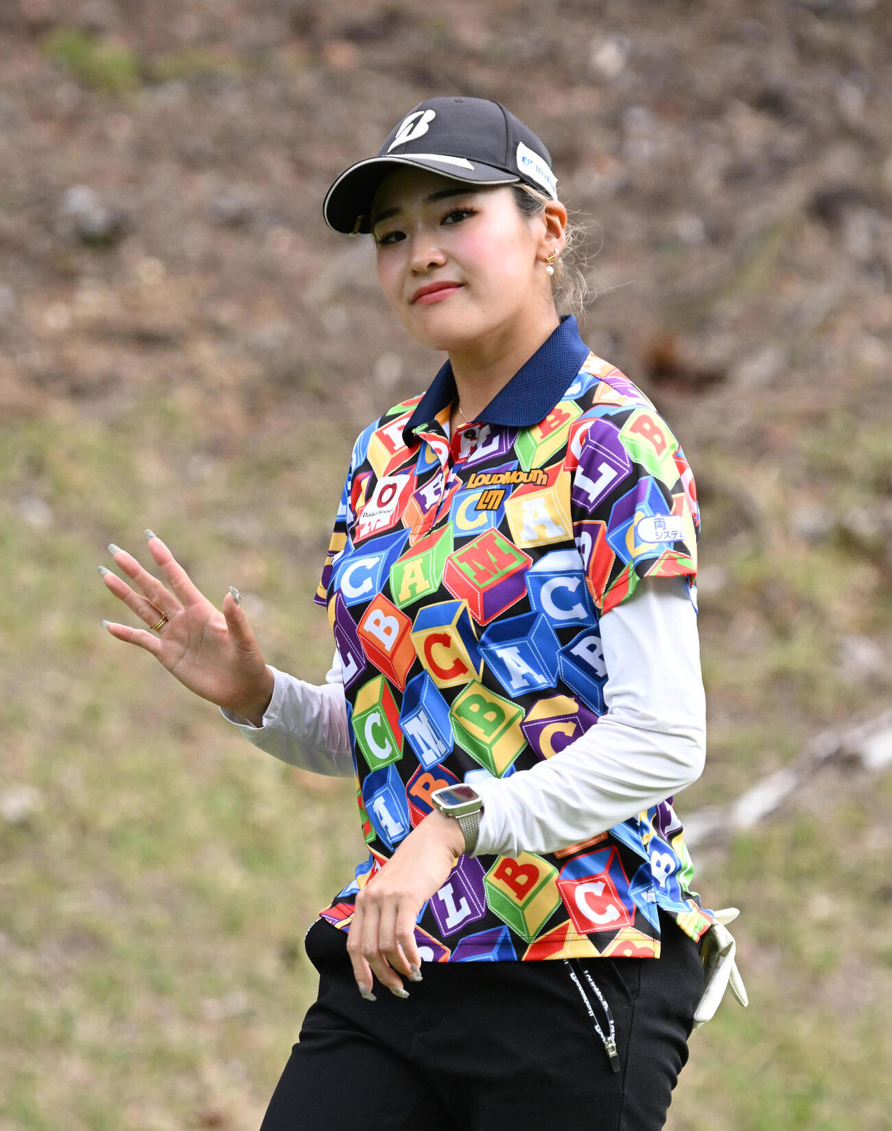 9番、ティーショットを放ち手を振る桑木志帆（撮影・石井愛子）