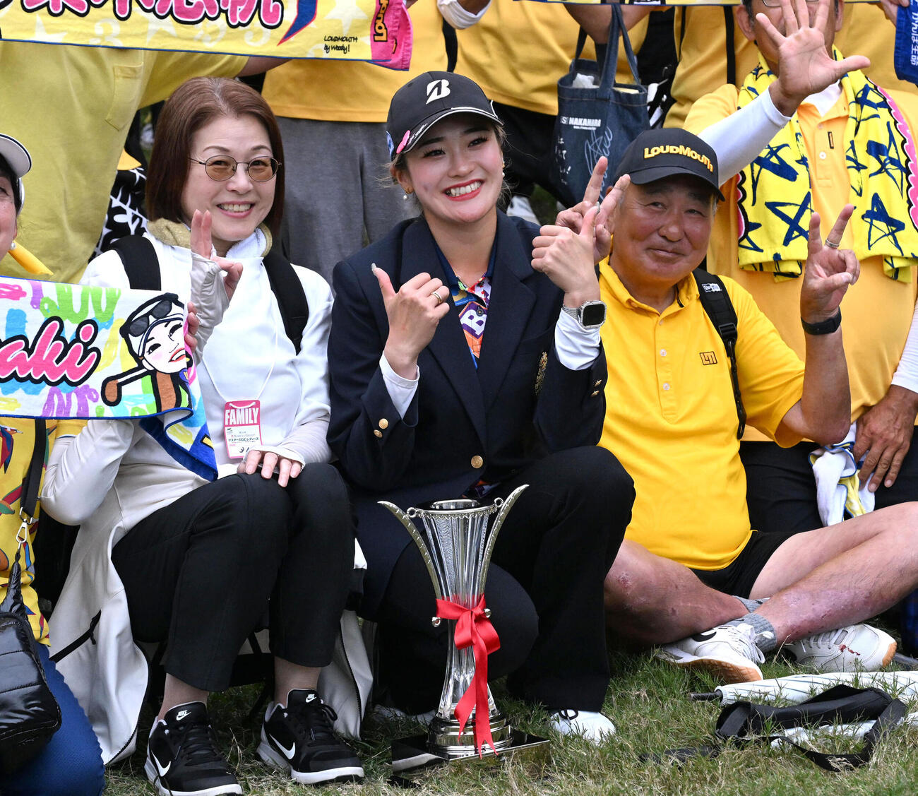 父の正利さん（右）、母の浩子さん（左）と記念撮影をする桑木志帆（撮影・石井愛子）