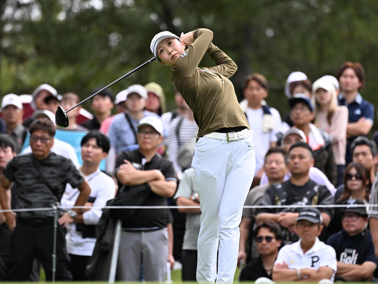 9番、ティーショットを放つ金沢志奈（撮影・石井愛子）