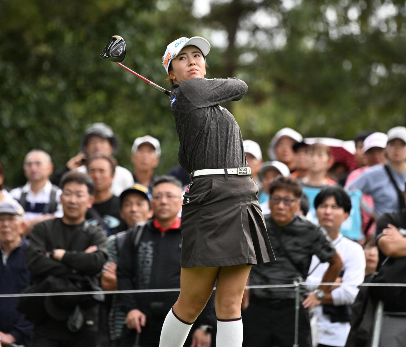 9番、ティーショットを放つ堀琴音（撮影・石井愛子）
