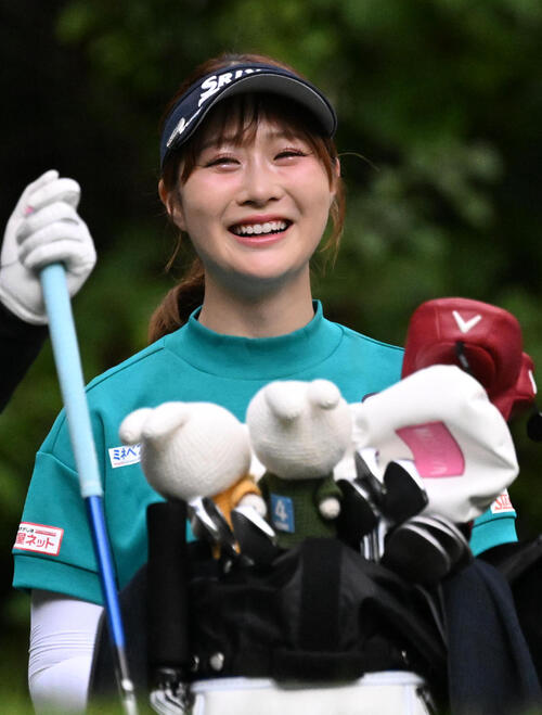 2番、ティーショット前に笑顔を見せる都玲華（撮影・石井愛子）