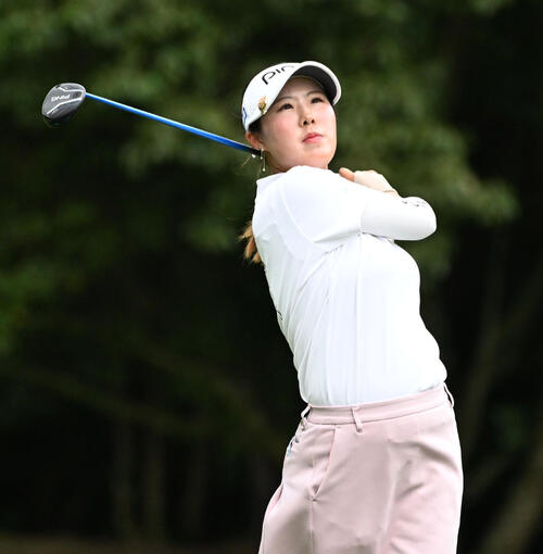 8番、2打目を放つ高野愛姫（撮影・石井愛子）