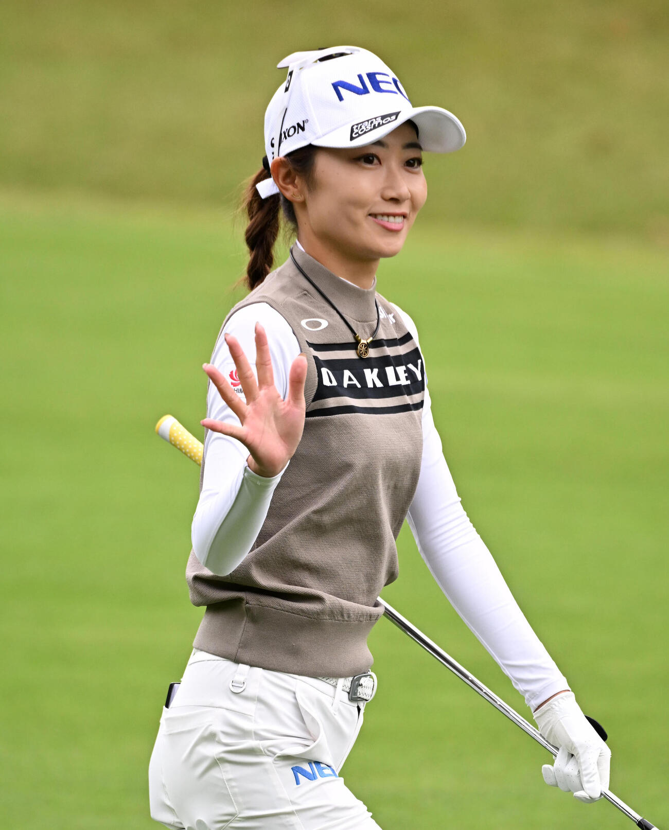 1番、2打目を放ち移動する安田祐香（撮影・石井愛子）