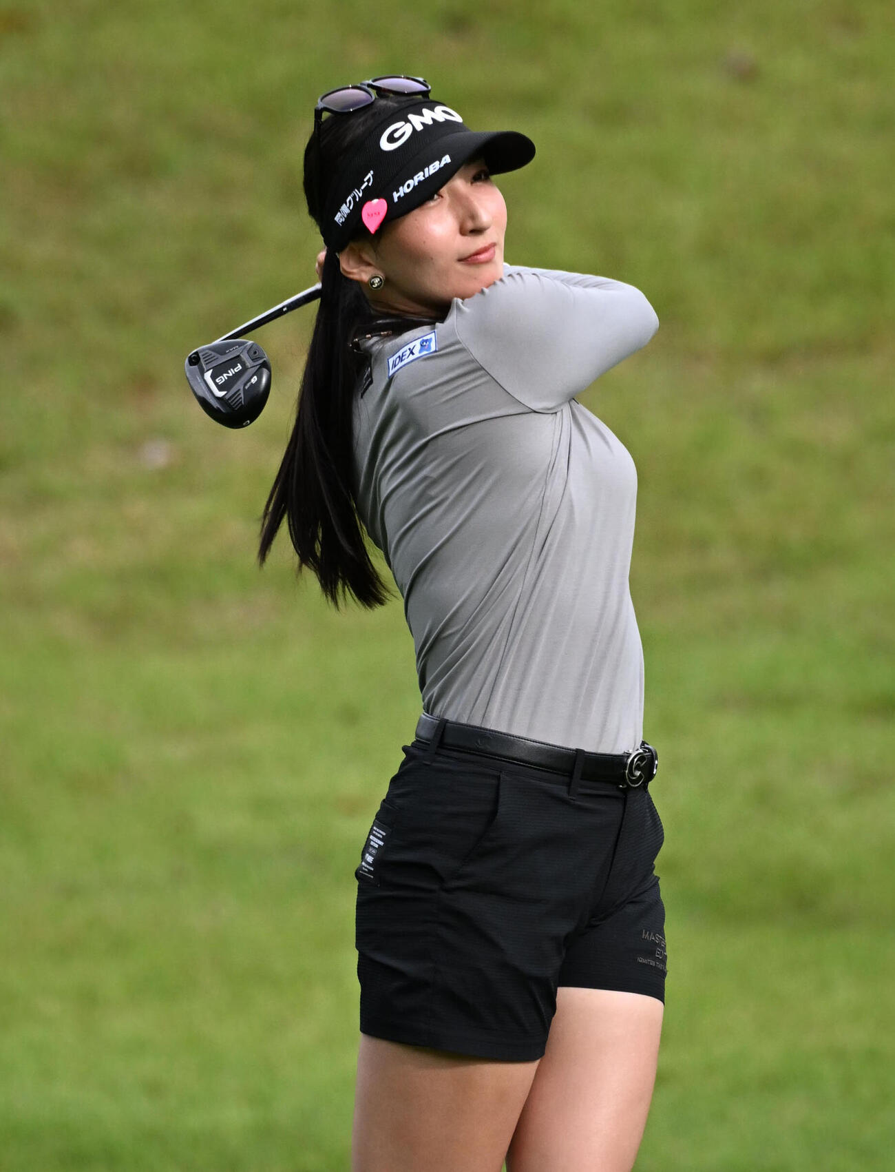 1番、2打目を放つ脇元華（撮影・石井愛子）