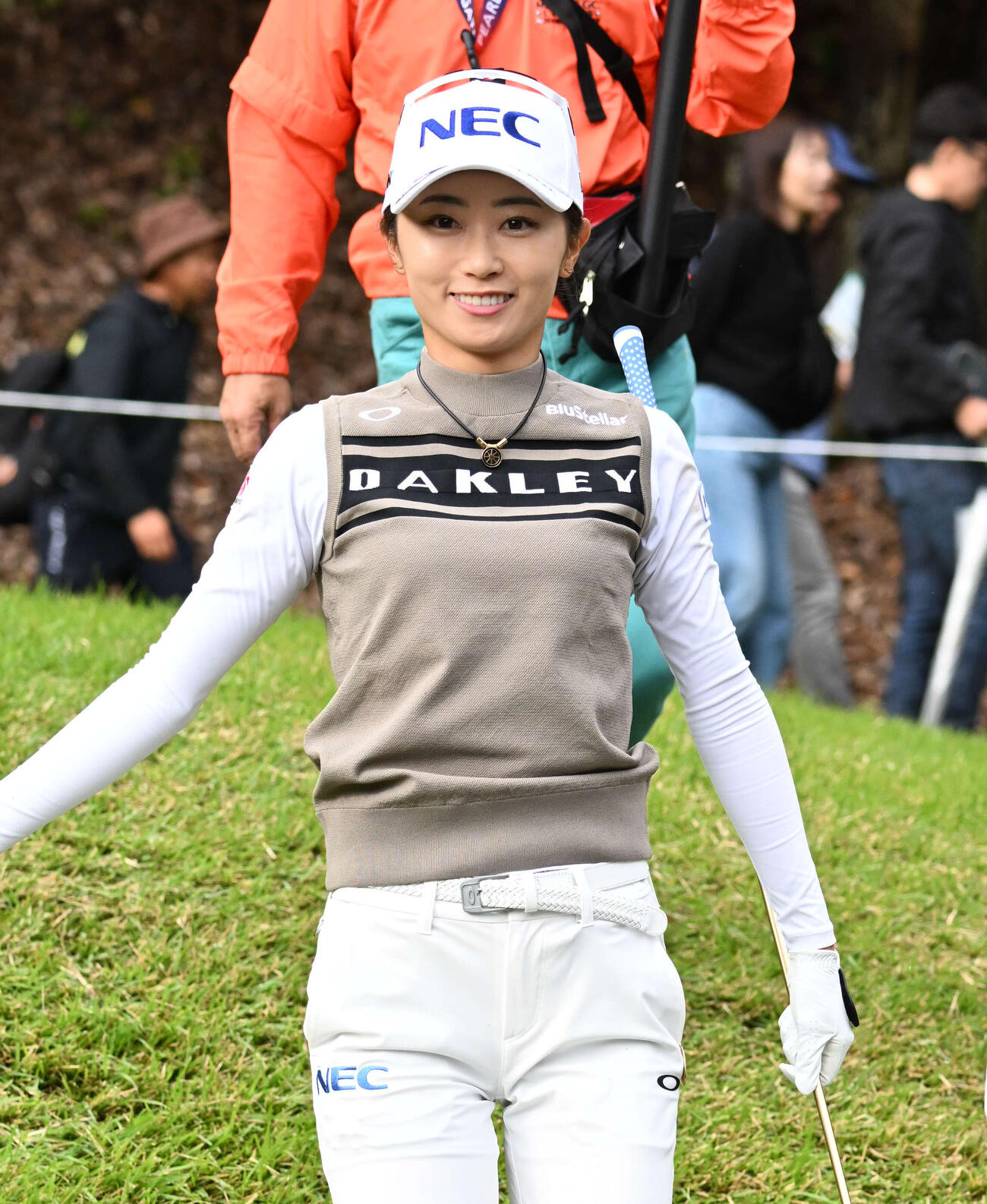 2番、ティーショットを放ち移動する安田祐香（撮影・石井愛子）