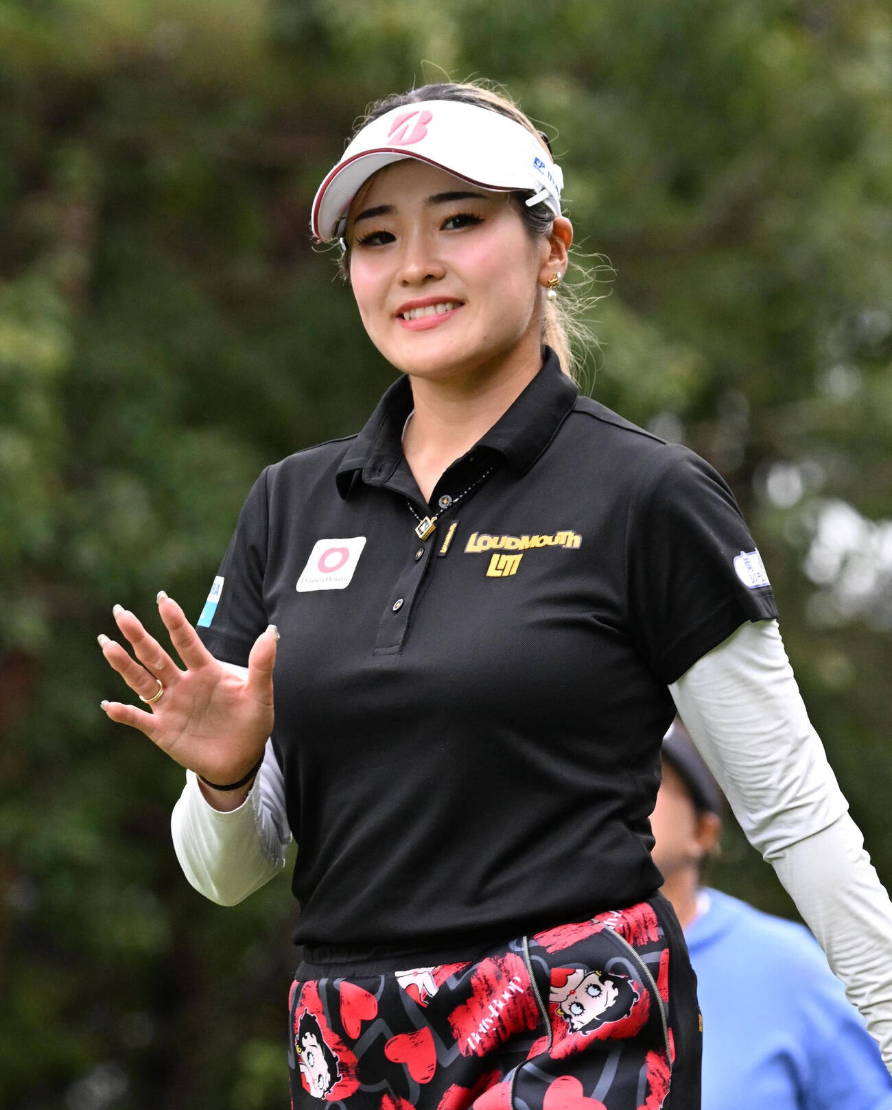 8番、ティーショットを放ち手を振る桑木志帆（撮影・石井愛子）