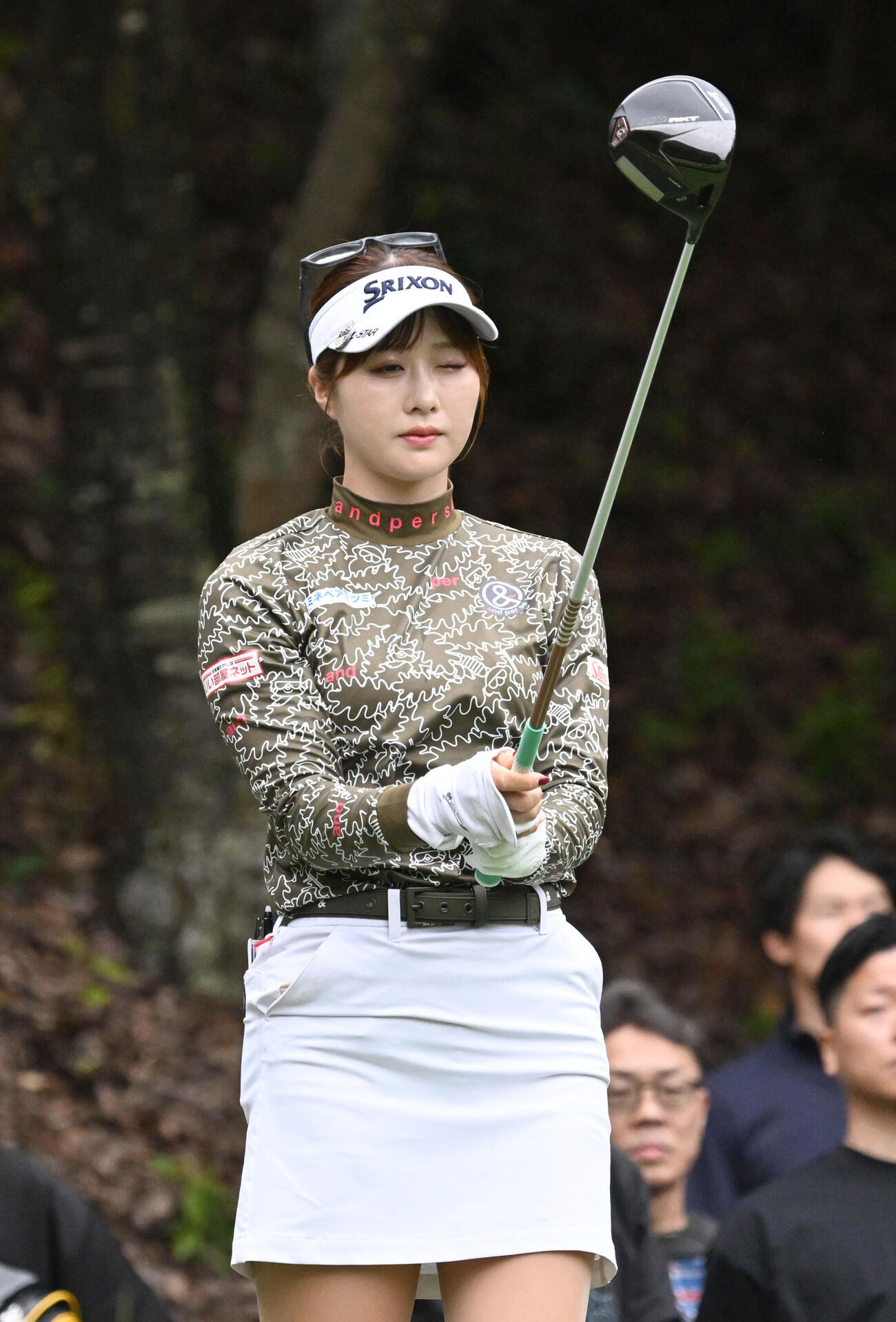 2番、ティーショット前にラインを読む都玲華（撮影・石井愛子）