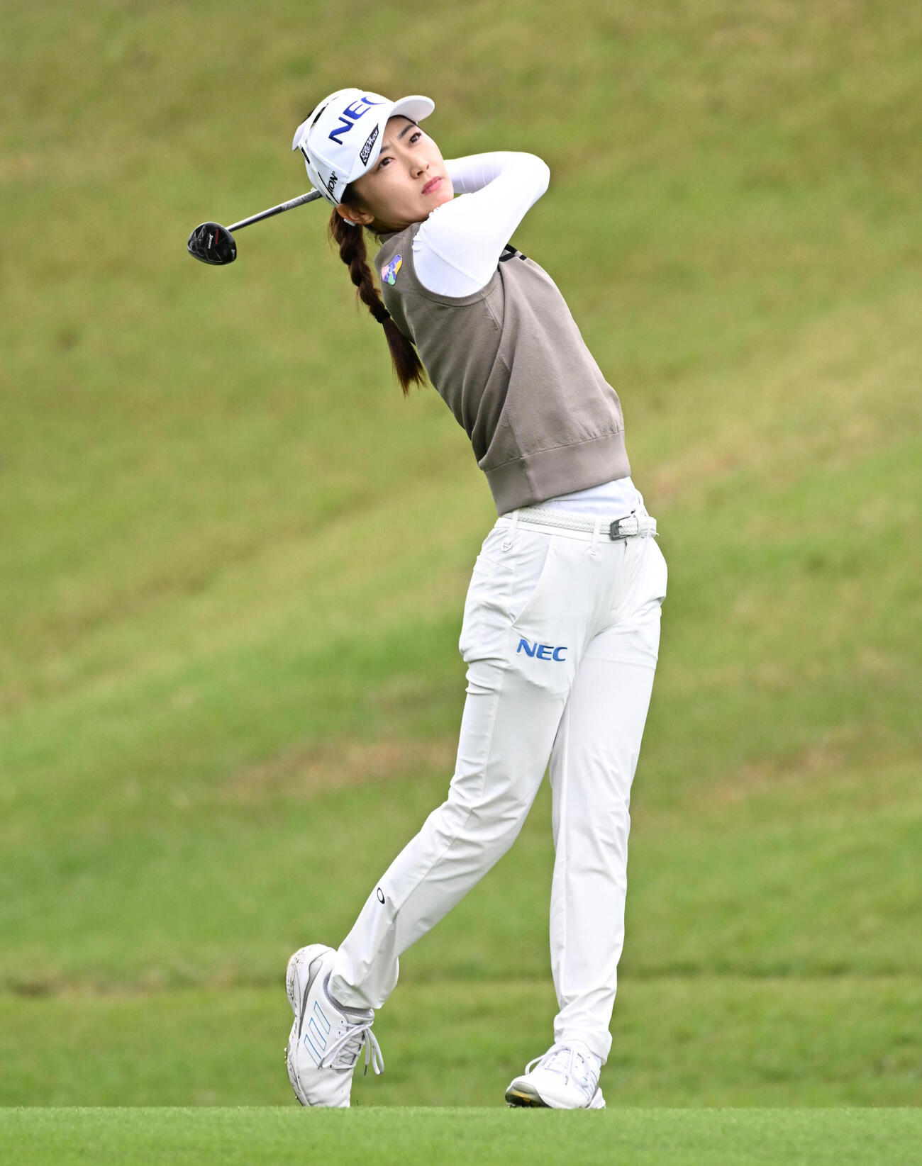 1番、3打目を放つ安田祐香（撮影・石井愛子）