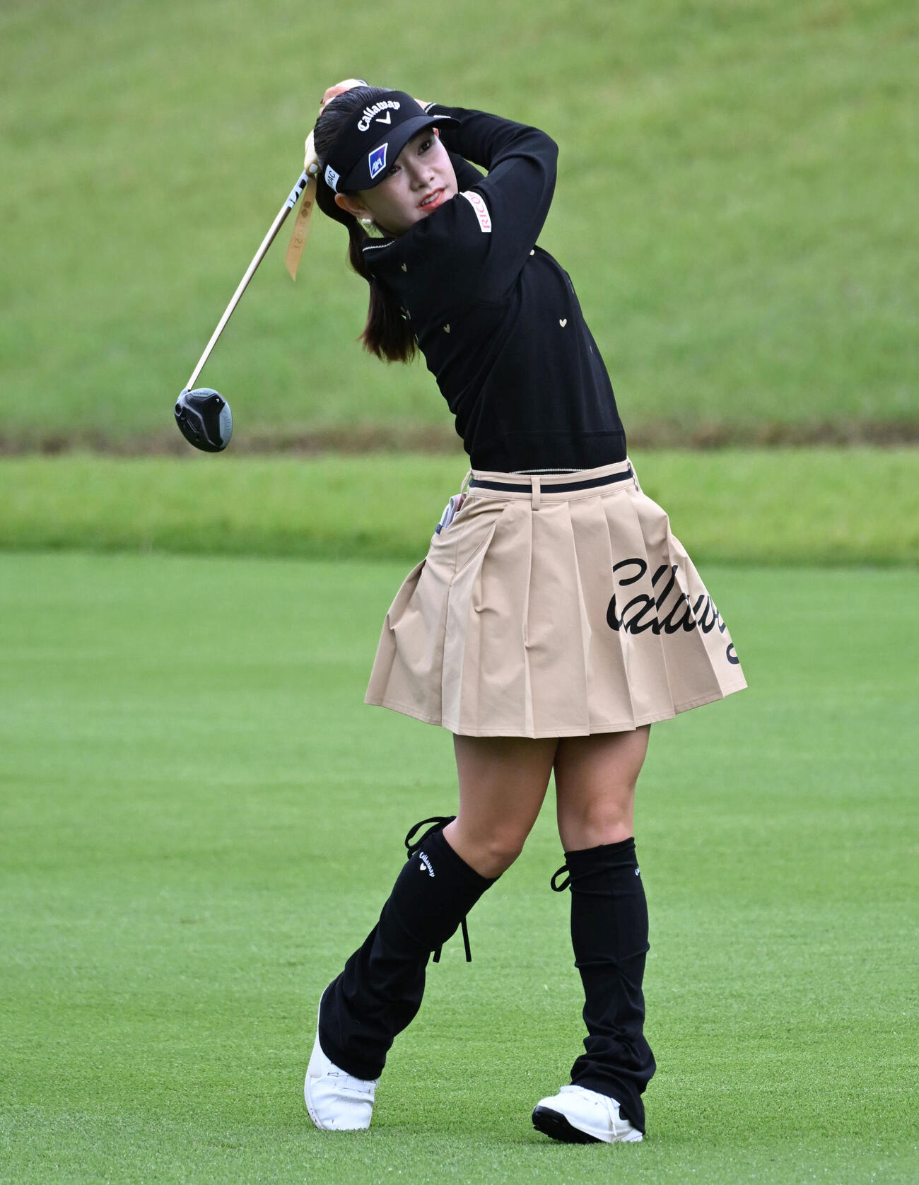 1番、2打目を放つ河本結（撮影・石井愛子）