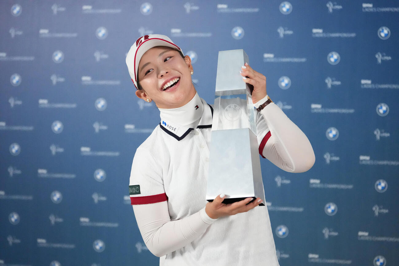 BMW女子選手権で米ツアー初優勝を飾り、優勝トロフィーを掲げる吉田優利（AP）