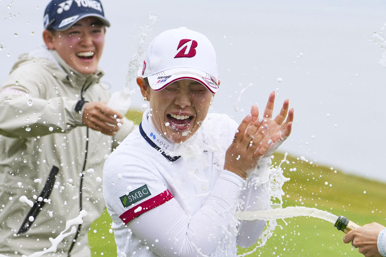最終ラウンド、米ツアー初優勝を果たし、手荒い祝福を受ける吉田優利＝パインビーチ・リンクス（AP＝共同）