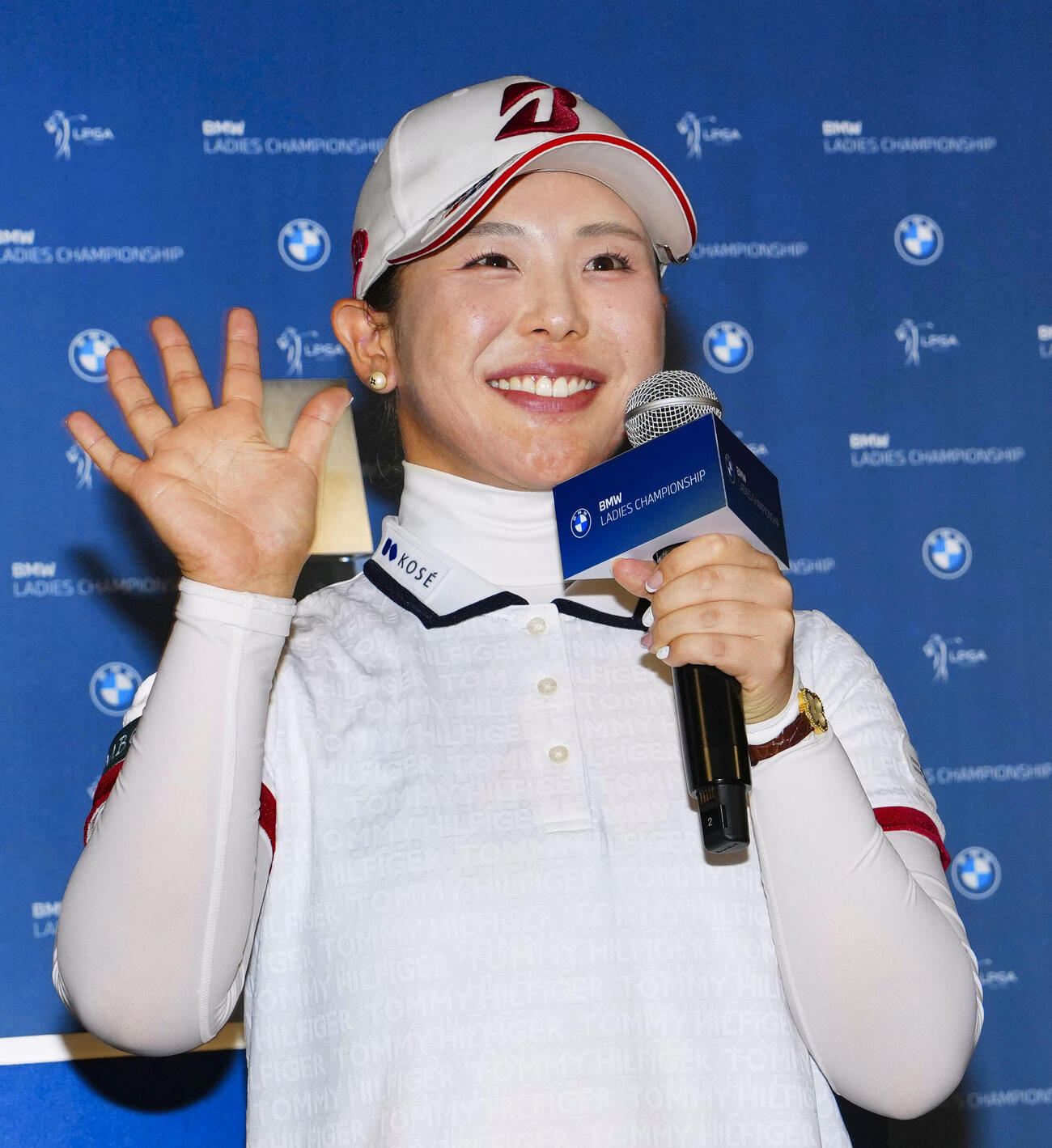 最終ラウンド、通算17アンダーで米ツアー初優勝を果たし、笑顔でスピーチする吉田優利＝パインビーチ・リンクス（共同）