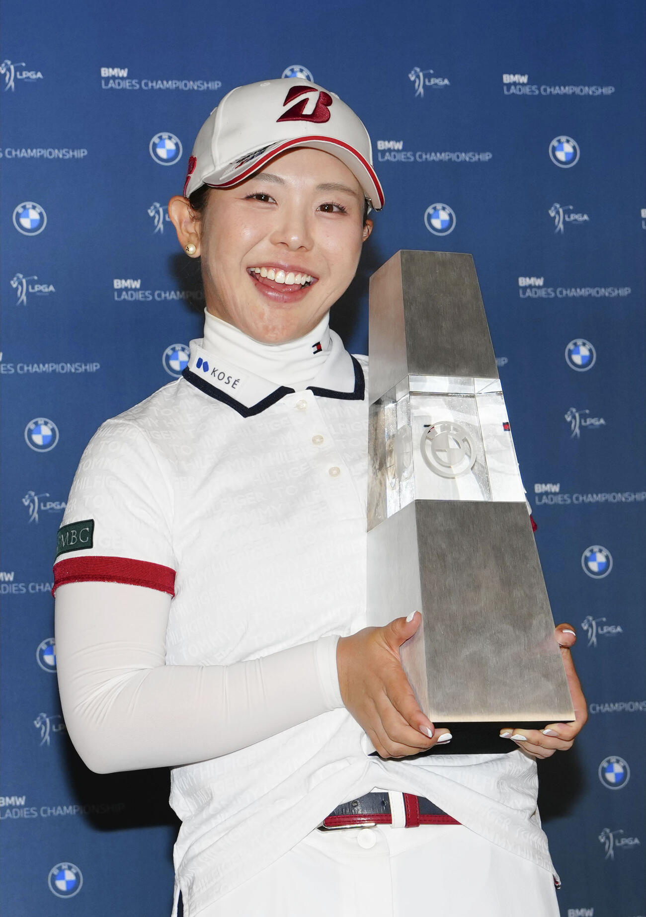 ゴルフのBMW女子選手権で米ツアー初優勝を果たし、トロフィーを手に笑顔を見せる吉田優利＝25日、韓国南西部・海南のパインビーチ・リンクス（共同）