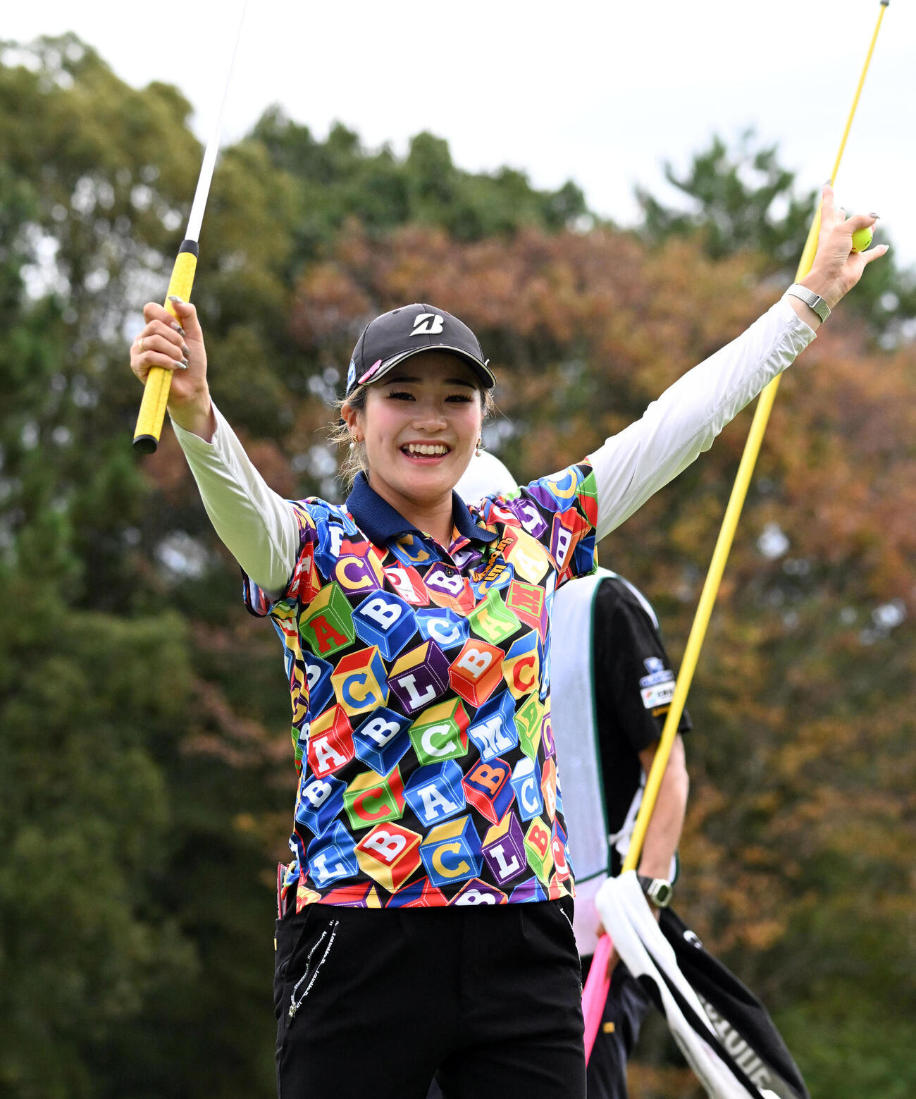 ウイニングパットを沈め喜ぶ桑木志帆（撮影・石井愛子）
