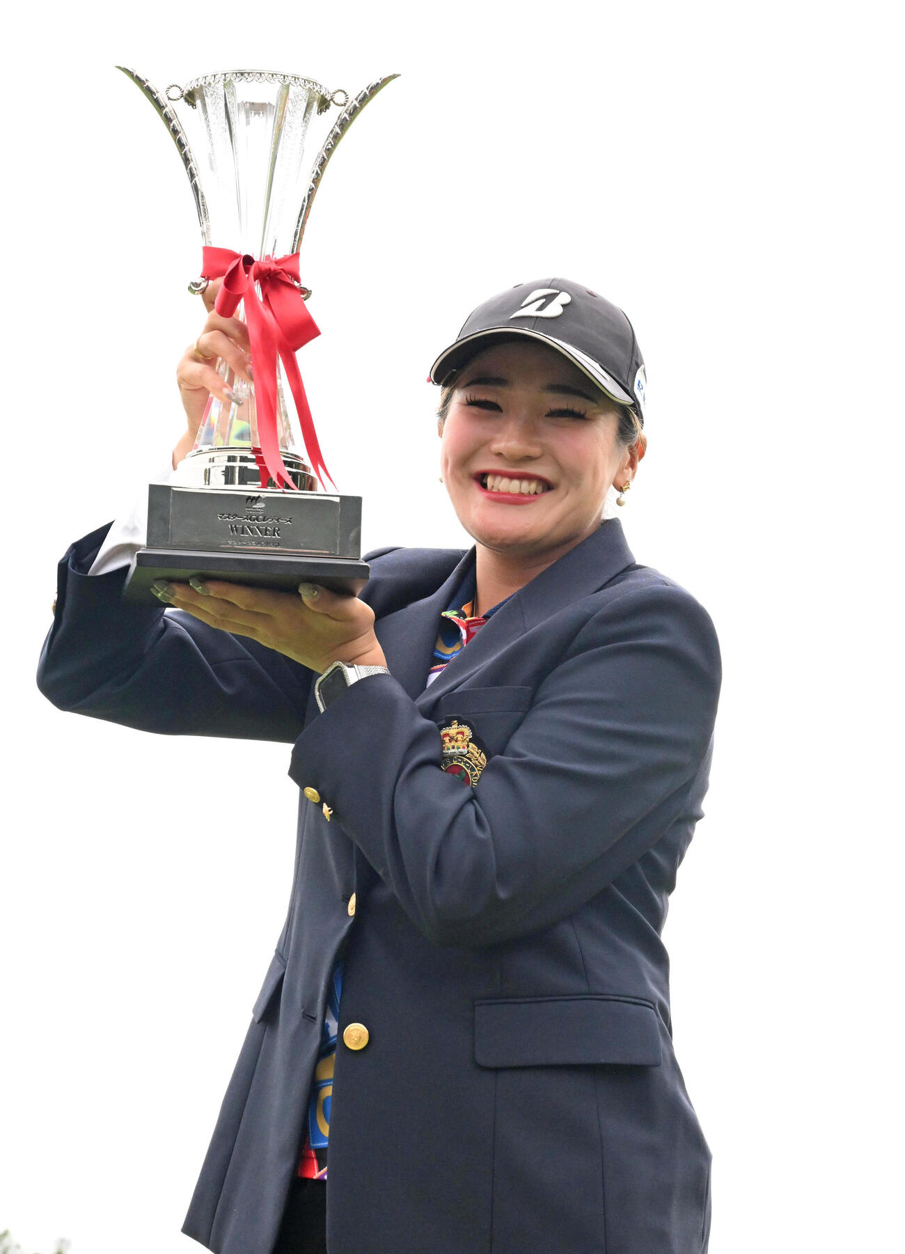 優勝カップを手に笑顔を見せる桑木志帆（撮影・石井愛子）