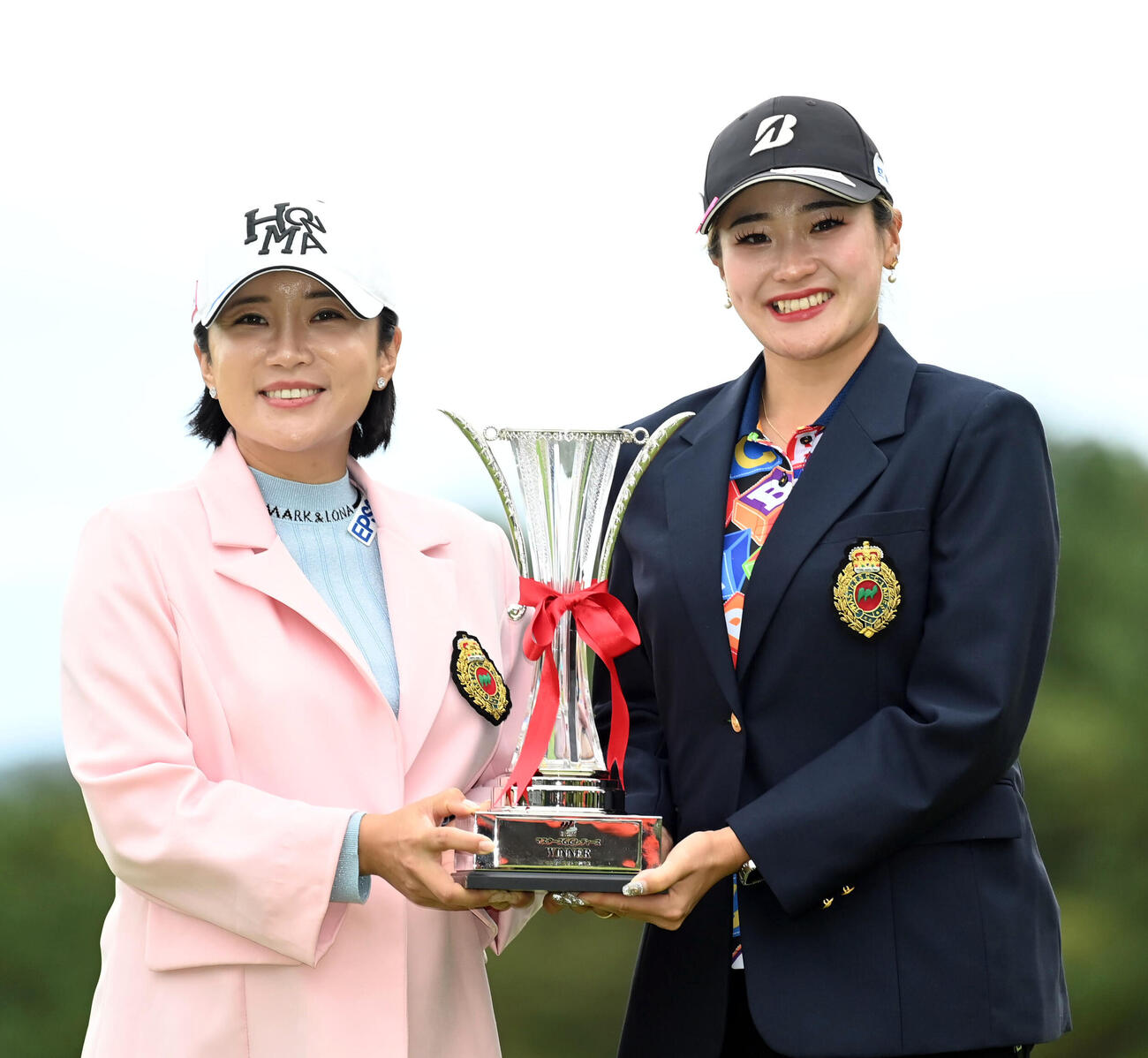 優勝を決めイ・ボミ（左）と記念撮影をする桑木志帆（撮影・石井愛子）