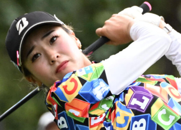 9番、ティーショットを放つ桑木志帆（撮影・石井愛子）