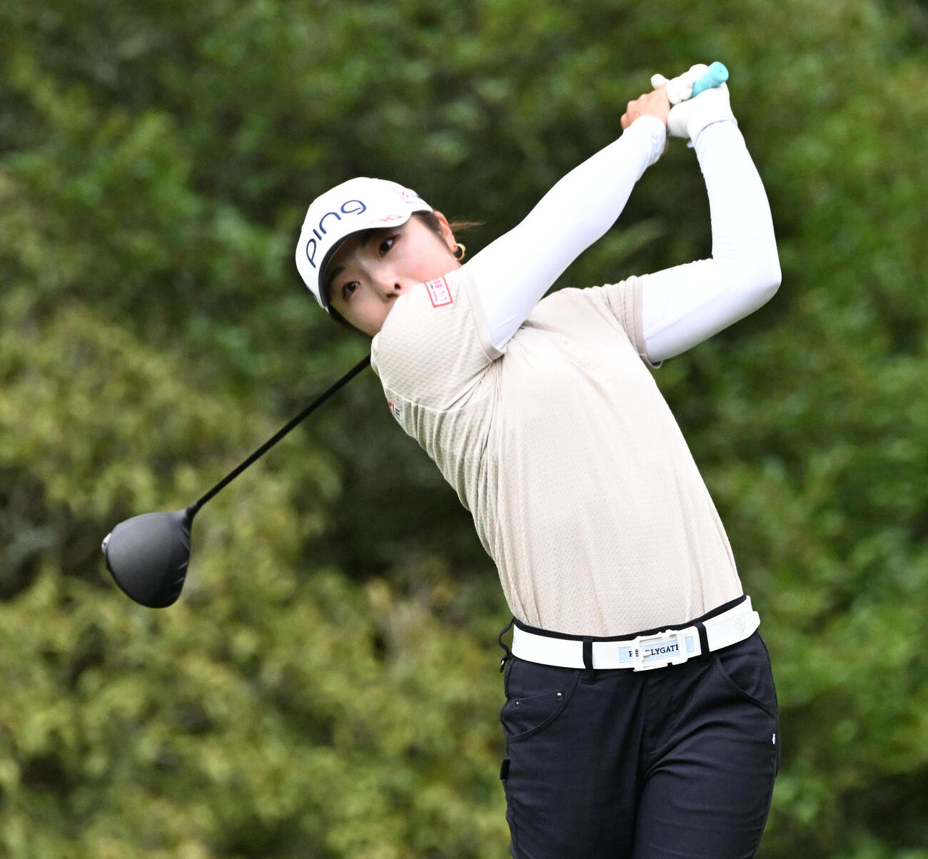 8番、ティーショットを放つ佐久間朱莉（撮影・石井愛子）