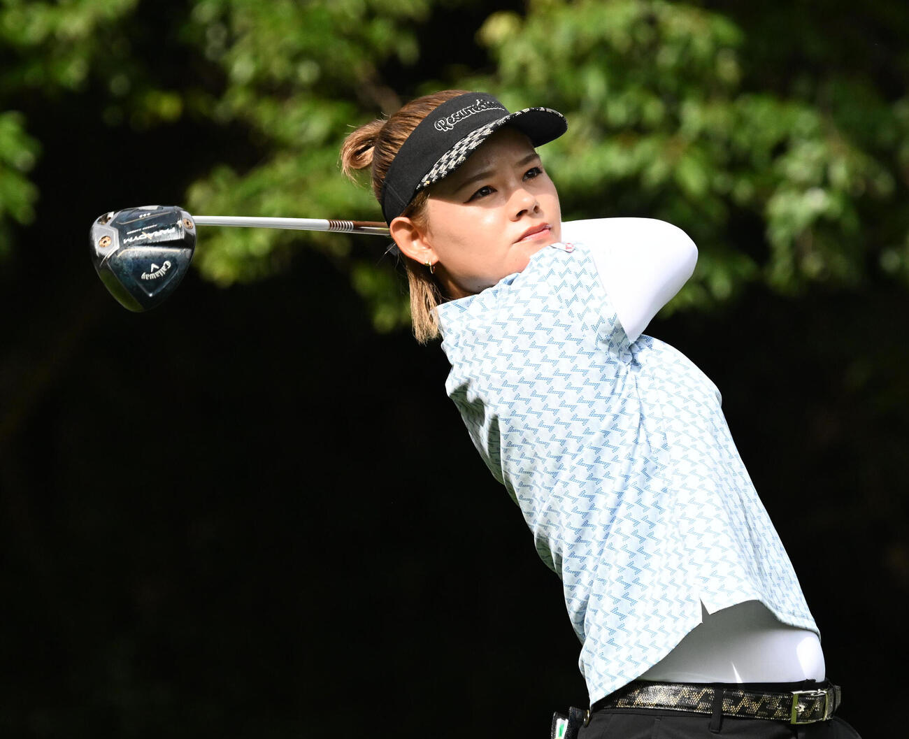 2番、ティーショットを放つ森井あやめ（撮影・石井愛子）