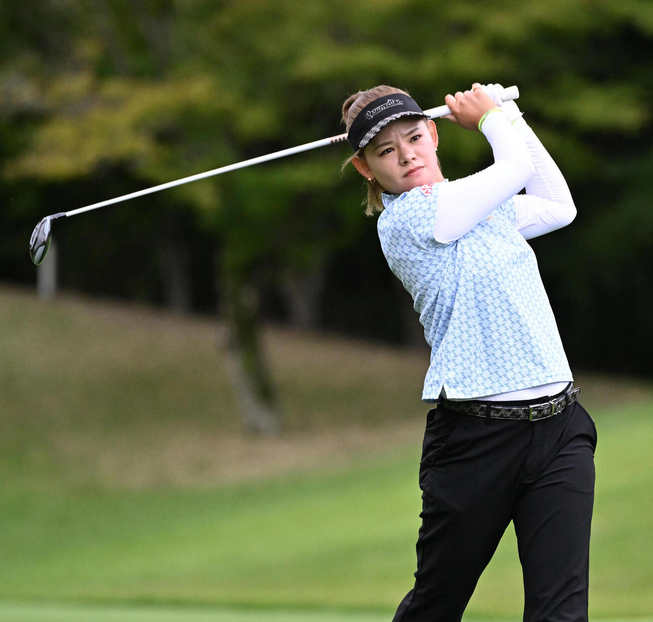 8番、2打目を放つ森井あやめ（撮影・石井愛子）