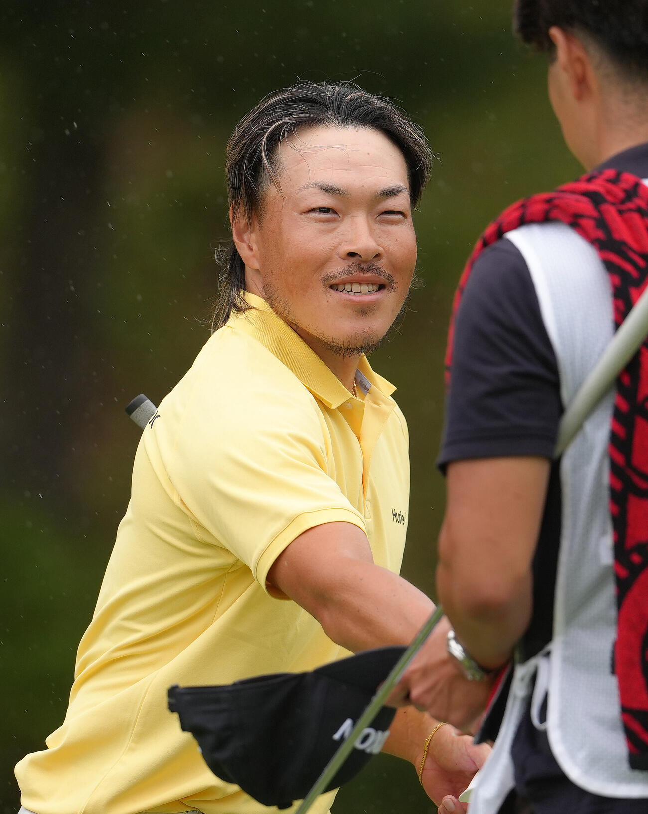 バースデー優勝を飾り、笑顔を見せる藤本佳則（撮影・足立雅史）