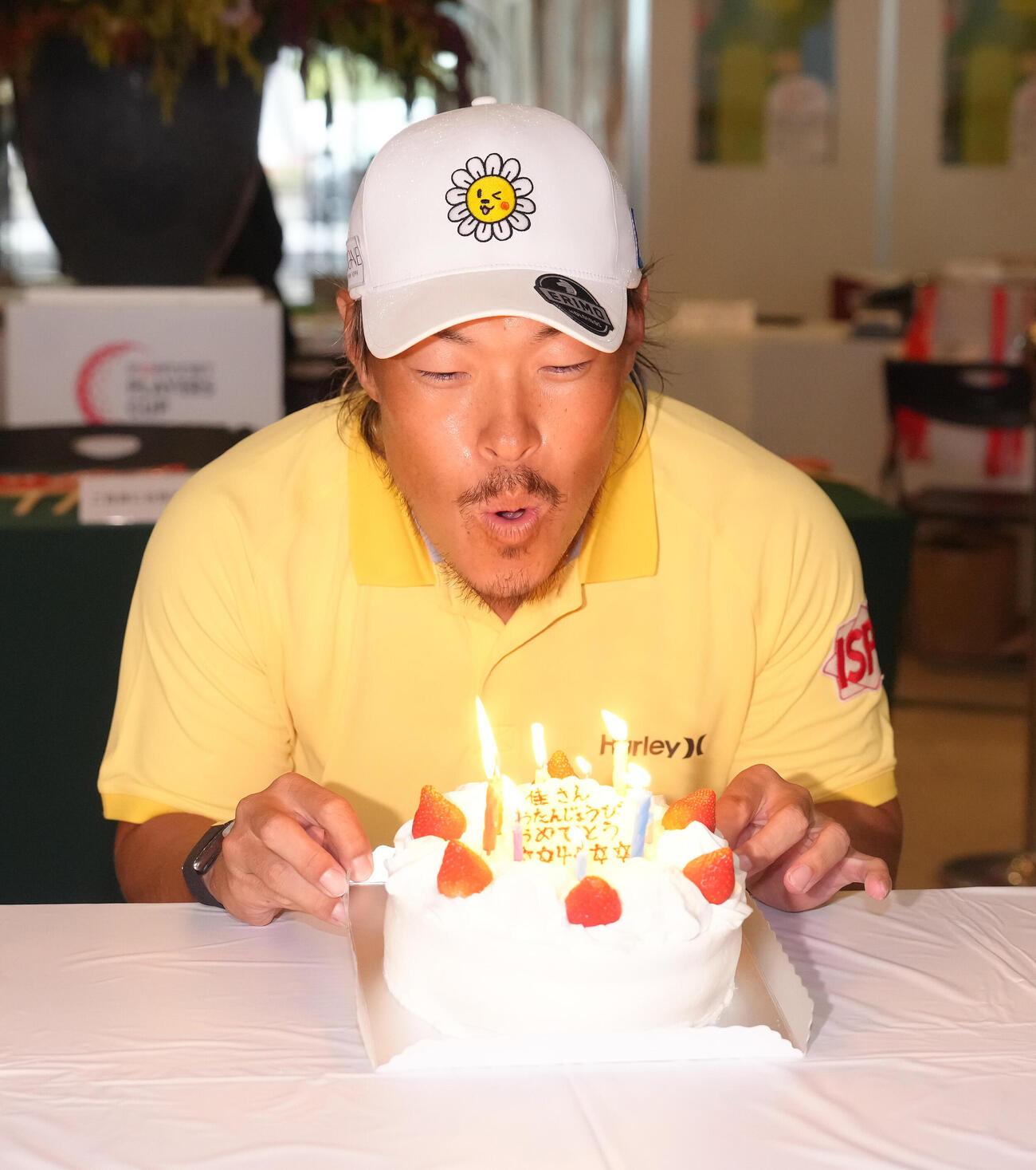 バースデー優勝を飾り、ケーキの火を消す藤本佳則（撮影・足立雅史）