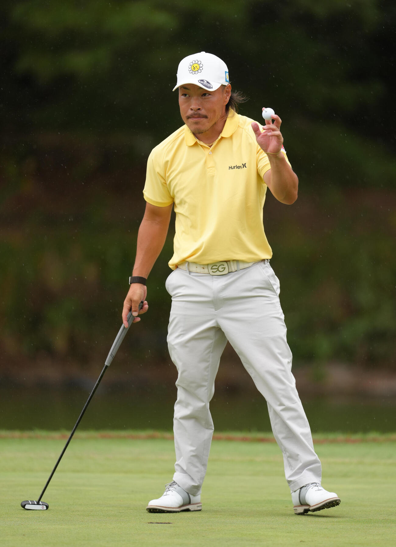 ウイニングパットを決めギャラリーに応える藤本佳則（撮影・足立雅史）