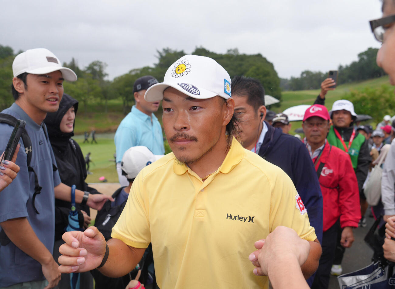 優勝の藤本佳則はファンとタッチを交わす（撮影・足立雅史）