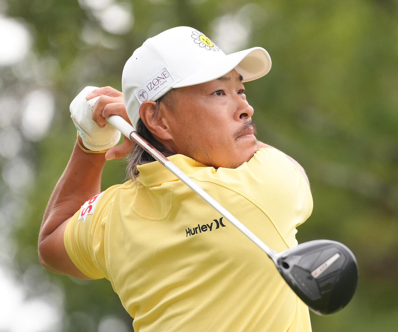 3番、ティーショットを放つ藤本佳則（撮影・足立雅史）