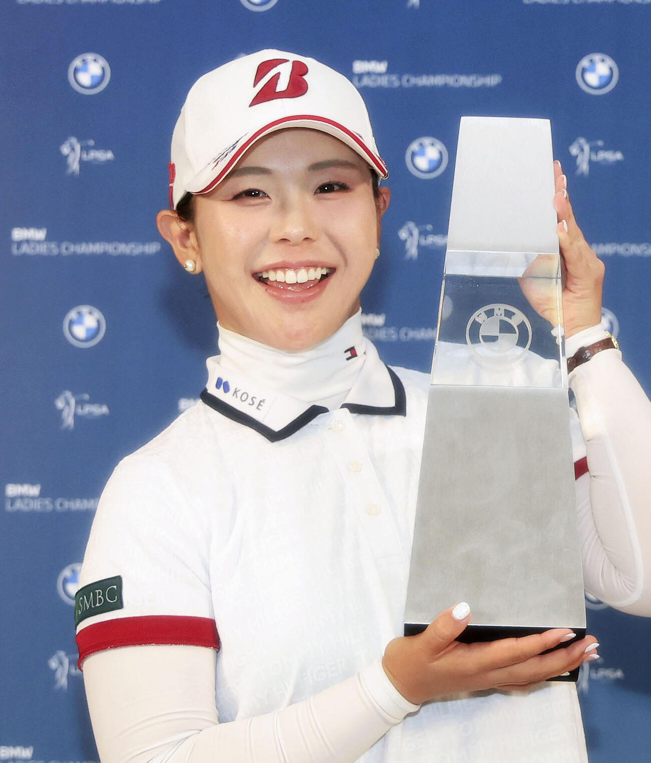 ゴルフのBMW女子選手権で米ツアー初優勝を果たし、トロフィーを手に笑顔を見せる吉田優利＝25日、韓国南西部・海南のパインビーチ・リンクス（ゲッティ＝共同）