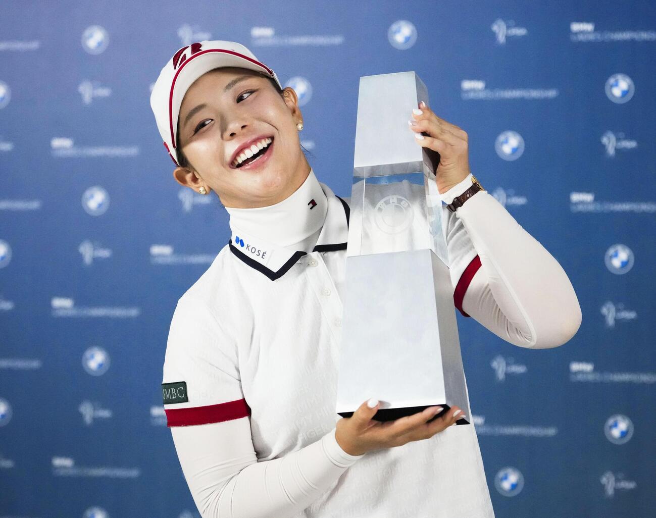 ゴルフのBMW女子選手権で米ツアー初優勝を果たし、トロフィーを手に笑顔を見せる吉田優利＝25日、韓国南西部・海南のパインビーチ・リンクス（AP＝共同）