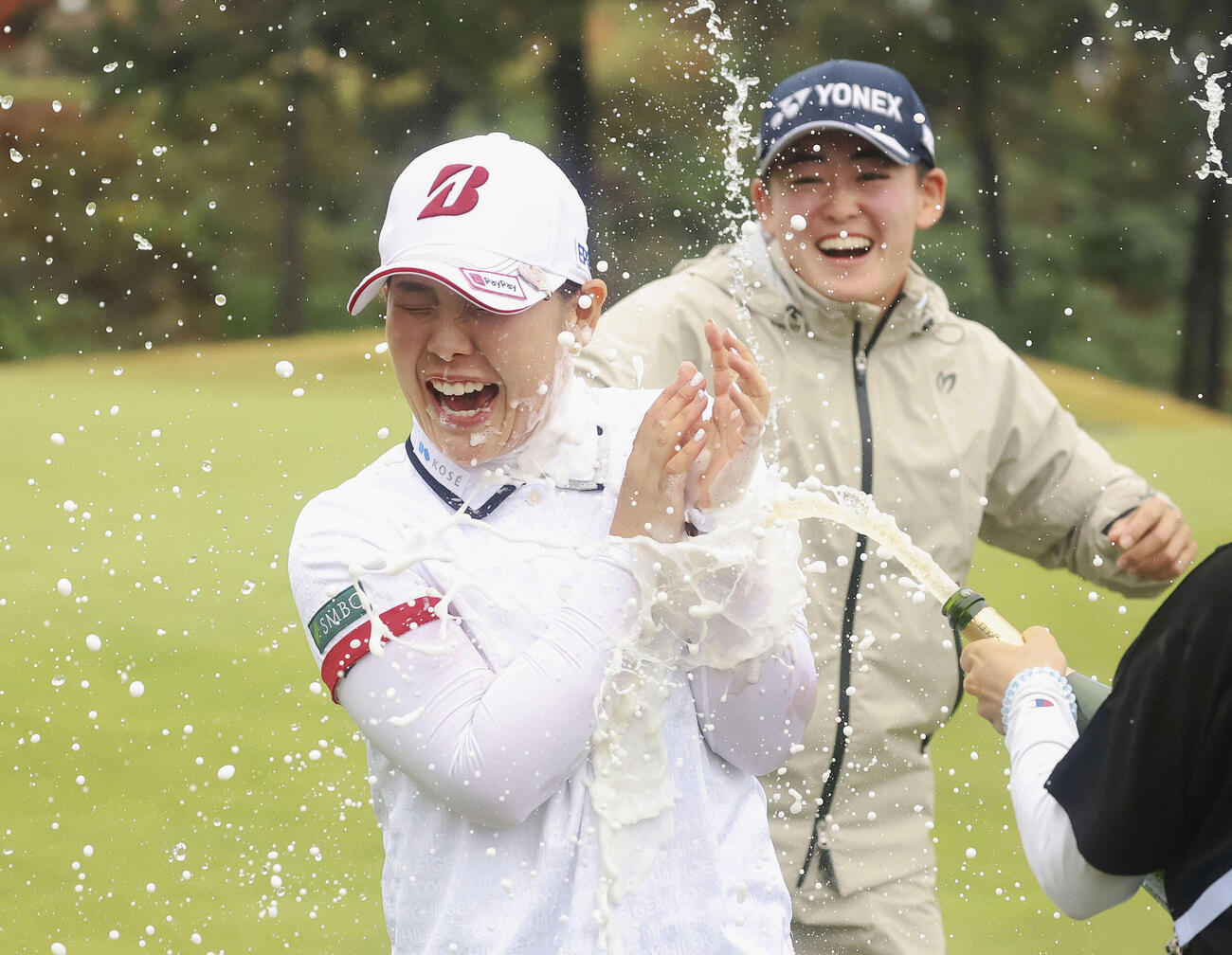 最終ラウンド、米ツアー初優勝を果たし、手荒い祝福を受ける吉田優利＝パインビーチ・リンクス（ゲッティ＝共同）