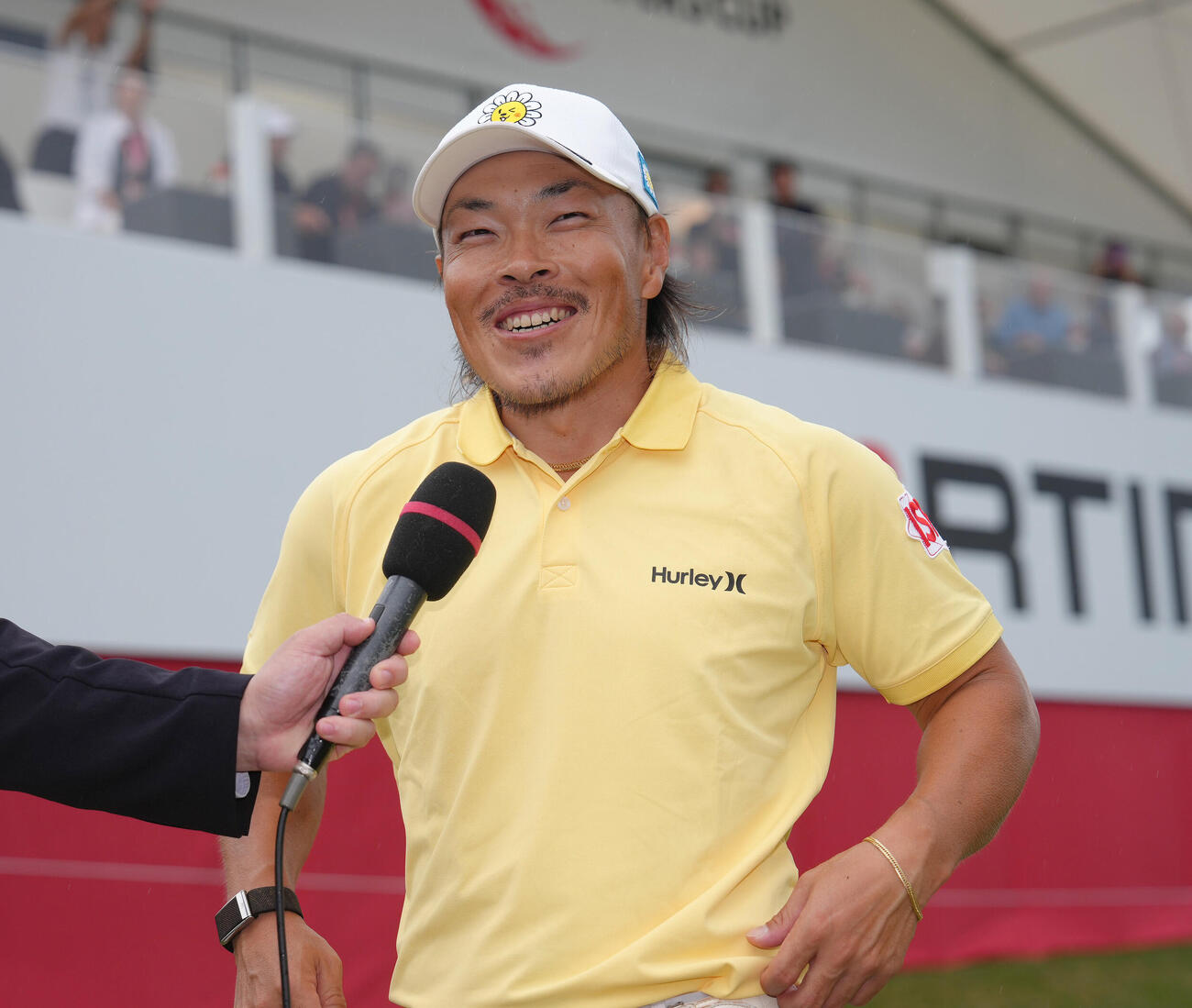 優勝インタビューで笑顔を見せる藤本佳則（撮影・足立雅史）