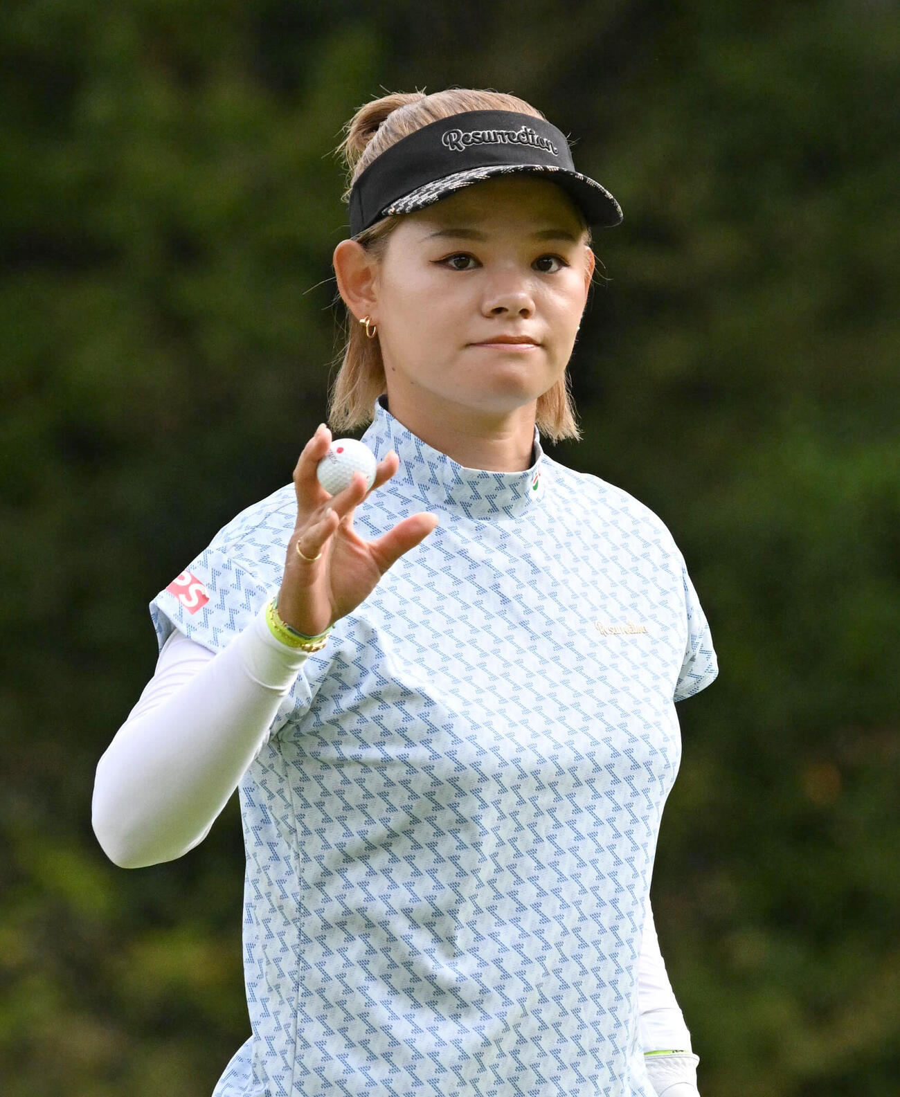 1番、バーディーを決め手を振る森井あやめ（撮影・石井愛子）
