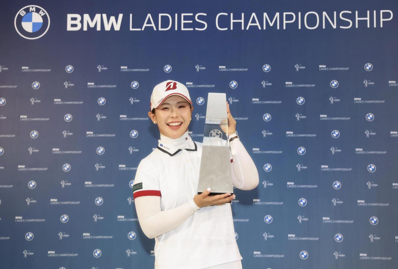 ゴルフのBMW女子選手権で米ツアー初優勝を果たし、トロフィーを手に笑顔を見せる吉田優利＝25日、韓国南西部・海南のパインビーチ・リンクス（ゲッティ＝共同）