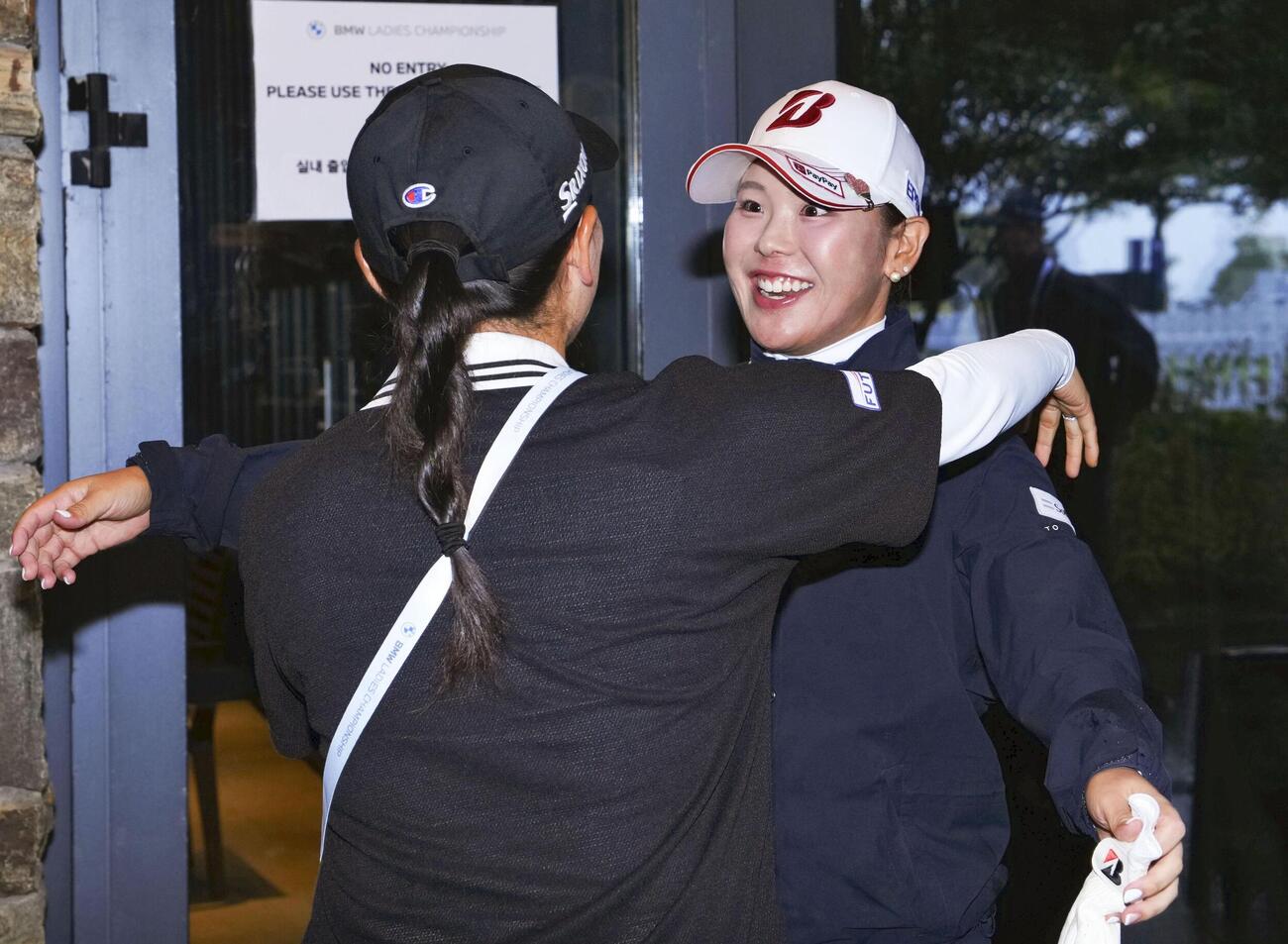 最終ラウンド、米ツアー初優勝が決まり、祝福される吉田優利＝パインビーチ・リンクス（共同）