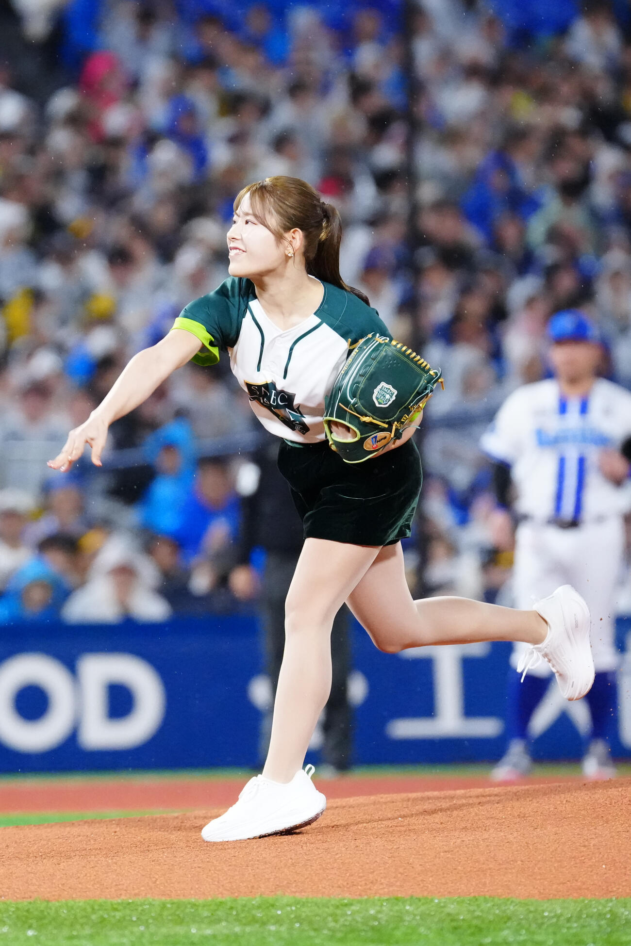 DeNA対ソフトバンク　試合前、始球式を行う女子ゴルフの吉田鈴（撮影・江口和貴）
