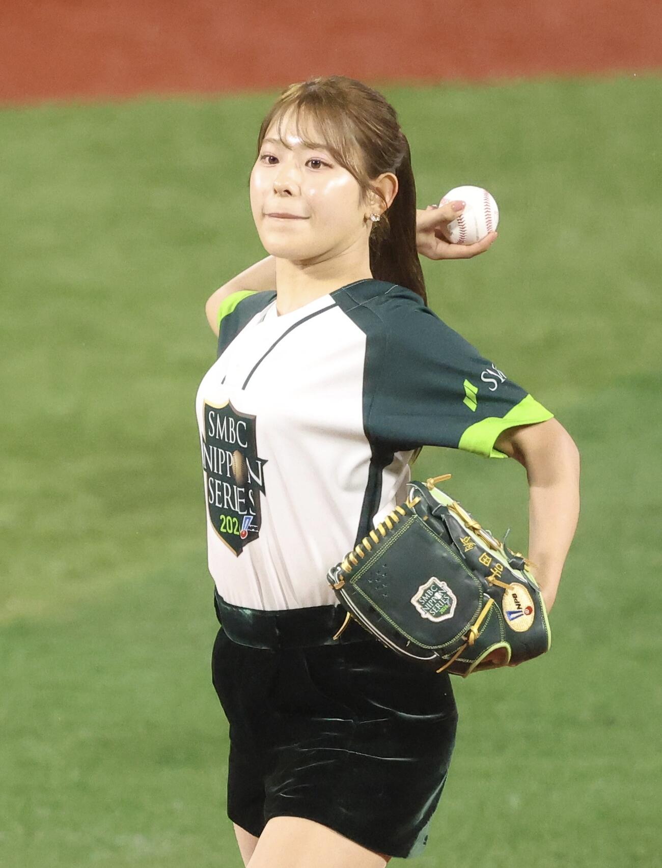 DeNA対ソフトバンク　開始前、始球式を務める吉田鈴（撮影・河田真司）