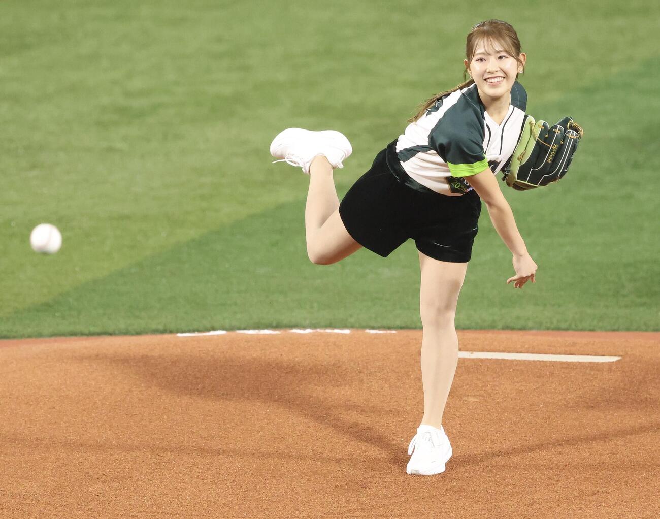 DeNA対ソフトバンク　開始前、始球式を務めたプロゴルファーの吉田鈴（撮影・河田真司）